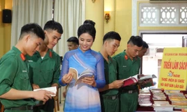 Hoa hậu Ngọc Hân và ĐVTN Quân đội tìm hiểu các tư liệu về cuộc đời hoạt động của Chủ tịch Hồ Chí Minh tại Bộ Tư lệnh Bảo vệ Lăng ẢNH: NGUYỄN MINH