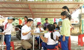 Tuấn mọt sách tặng sách học sinh dân tộc vùng cao Húc Nghì, Đakrông