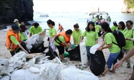 Rác tràn ngập trên bãi tắm Bãi Cháy, TP Hạ Long hôm 30/4Ảnh: Hoàng Dương