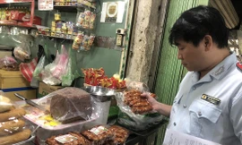 Nhiều sản phẩm bán dịp Tết nhãn mác bên ngoài sản phẩm thông tin rất sơ sài 