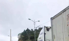 Ngóng trông đến lượt xe mình qua được biên giới Ảnh: Duy Chiến