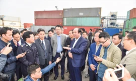 Bộ trưởng, Chủ nhiệm VPCP Mai Tiến Dũng kiểm tra việc nhập khẩu tại Cảng Hải Phòng ảnh: Như Ý 