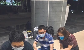 TS. Dương Thị Thùy Vân cùng các thành viên nhóm nghiên cứu đang hoàn thiện sản phẩm