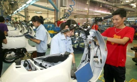 Hàng triệu lao động trong các ngành sản xuất sẽ mất việc tạm thời trong thời gian tới Ảnh: Nguyễn Bằng 