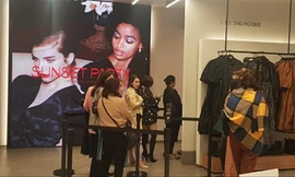 Khách xếp hàng mua sắm trong ngày hội giảm giá tại trung tâm thương mại ở Hà Nội