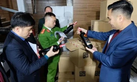 Lực lượng chức năng kiểm tra cửa hàng rượu 125 Thái Hà (Hà Nội) Ảnh: PV