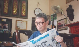 Anh hùng Lao động Nguyễn Đức Thìn đọc báo Tiền Phong