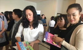 Giáo viên mong muốn sớm được tiếp xúc với các cuốn SGK mới Ảnh: Nghiêm Huê