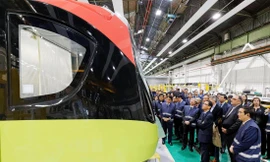 Chủ tịch thành phố Hà Nội thăm quan đoàn tàu đầu tiên Nhổn-ga Hà Nội 