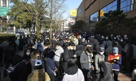 Anh Lê Văn Cường đeo khẩu trang, găng tay để bảo vệ sức khỏe