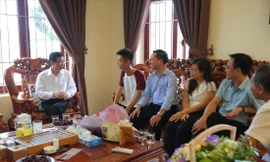 Anh Nguyễn Thuận Hưng trao đổi với GS. Nguyễn Văn Minh, Hiệu trưởng Trường ĐH Sư phạm Hà Nội (bìa trái)Ảnh: Bá Hải