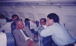 Chủ tịch nước Lê Đức Anh và biên tập viên Vũ Sơn Thủy trong một chuyến đi công tác nước ngoài năm 1995