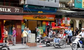 Khách du lịch nước ngoài đi dạo, tham quan trên phố cổ Hà Nội Ảnh: Ngọc Châu