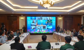 Tùy viên Quốc phòng các nước ASEAN tại Việt Nam tham dự hội nghị tại điểm cầu Hà Nội ẢNH: NGUYỄN MINH 