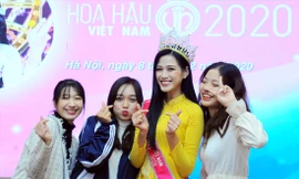 Hoa hậu Việt Nam Đỗ Thị Hà chụp ảnh cùng bạn học trong ngày trở lại trường Ảnh: Trọng Tài 