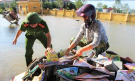 Sau lũ, học sinh nhiều trường học ở Hà Tĩnh thiếu sách giáo khoa, quần áo...Ảnh: PVTP