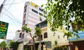 Tòa nhà số 10 cao nhất dãy phố Phan Đăng Lưu bị định giá thấp. Ảnh: T.N