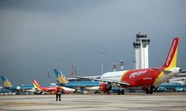 Dù các sân bay như Tân Sơn Nhất, Nội Bài đều đã quá tải, nhưng các dự án đầu tư mới gặp khó khăn vì quy định lạc hậu Ảnh: Phạm Thanh 