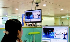 Nhiều hành khách nhiễm covid-19 vẫn lọt qua các cửa kiểm tra phòng dịch ở sân bay - Ảnh: TTXVN