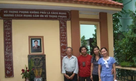 Ngôi mộ Vũ Trọng Phụng trong khu tưởng niệm ở Giáp Nhất (Hà Nội) trước kia (ảnh tư liệu của nhà phê bình Văn Giá)