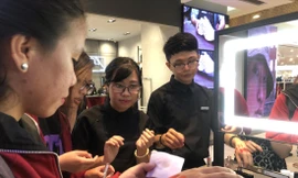 Giới trẻ Sài Gòn chen chân săn hàng trước ngày Black Friday