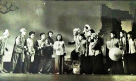 Đoàn cải lương Nam Bộ những năm 1960. (Tư liệu) 