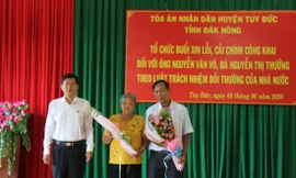 Chánh án TAND huyện Tuy Đức tặng hoa cho người bị oan sai 