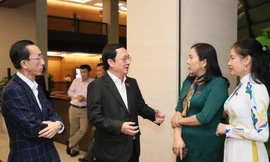 Tại kỳ họp tới, Quốc hội sẽ kiện toàn chức danh Nhà nước. (Trong ảnh, ĐB trao đổi bên hành lang Quốc hội). Ảnh: Như Ý