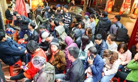 Người dân xếp hàng từ 4 giờ sáng để chờ mua vàng trên phố Trần Nhân Tông (Hà Nội)Ảnh: Như Ý 