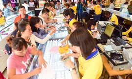 Người dân mua vàng may mắn trưa ngày 14/2 tại TPHCM