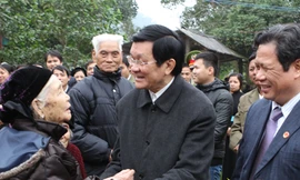 Chủ tịch nước Trương Tấn Sang thăm hỏi và chúc Tết nhân dân xã Tân Trào Ảnh: TTXVN