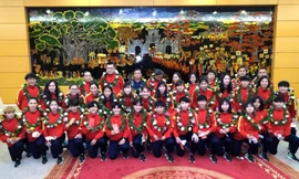 Đội tuyển nữ Việt Nam rạng rỡ về nước 