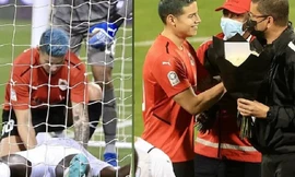 Cựu sao Everton được ca ngợi vì cứu đối thủ đột quỵ trên sân cỏ 