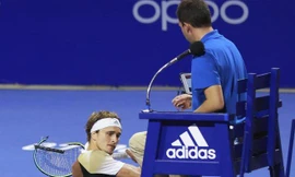 Zverev đập vợt vào ghế trọng tài.