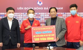 Phó tổng Biên tập Báo Tiền Phong Lê Minh Toản đại diện Quỹ hỗ trợ tài năng trẻ Việt Nam trao thưởng cho U23 Việt Nam. 