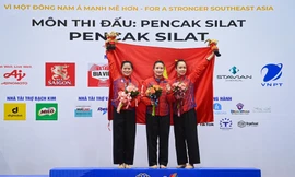Các VĐV Nguyễn Thị Thu Hà, Nguyễn Thị Huyền, Vương Thị Bình mang về tấm HCV đầu tiên, giúp Penak Silat cởi bỏ áp lực. Ảnh Như Ý