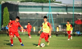 Văn Trường (áo vàng) trong buổi tập chiều 21/6