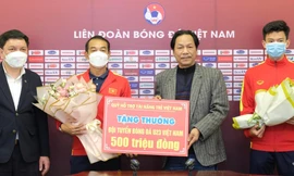 Phó tổng Biên tập Báo Tiền Phong Lê Minh Toản đại diện Quỹ hỗ trợ tài năng trẻ Việt Nam trao thưởng cho U23 Việt Nam. 