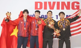 Nguyễn Tùng Dương - Phương Thế Anh (trái) nhận HCB ảnh Như Ý