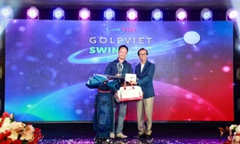 Ông Lương Hoàng Hưng - Trưởng BTC (phải) trao Cúp và quà cho golfer Đặng Thế Cường (trái)