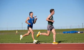 Runner lập kỷ lục Guinness vừa chạy 10km vừa tung hứng bóng 