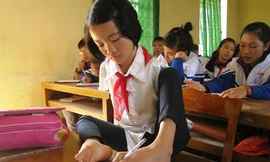 Cô bé không tay mơ thành kỹ sư công nghệ thông tin