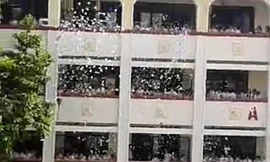 Hàng trăm học sinh xé đề cương Lịch sử trắng sân trường