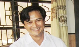 Chủ tịch thị trấn thi tốt nghiệp cùng con trai