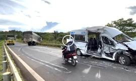 Khoảnh khắc xe tải lấn đường tông xe khách làm 13 người thương vong