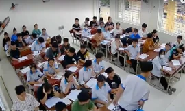 Hình ảnh hai học sinh bị đuổi ra khỏi lớp học (Ảnh cắt từ clip).