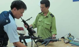 Bé trai hỏng mắt vì súng đồ chơi