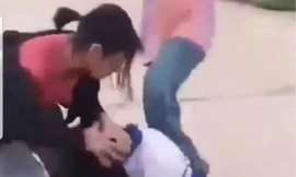 Nhóm nữ sinh hành hung bạn trên đường. Ảnh cắt từ clip