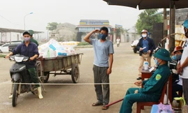 Ban chỉ đạo phòng chống dịch COVID-19 huyện Diễn Châu (Nghệ An) đã yêu cầu địa phương lập các chốt để kiểm soát chặt chẽ và tiến hành đo thân nhiệt tất cả những người và phương tiện ra vào tại đây.