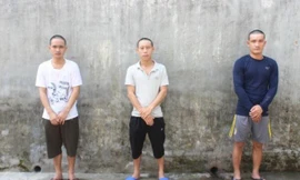 Em trai bị bắt liên quan ma túy, người anh dùng dao uy hiếp công an